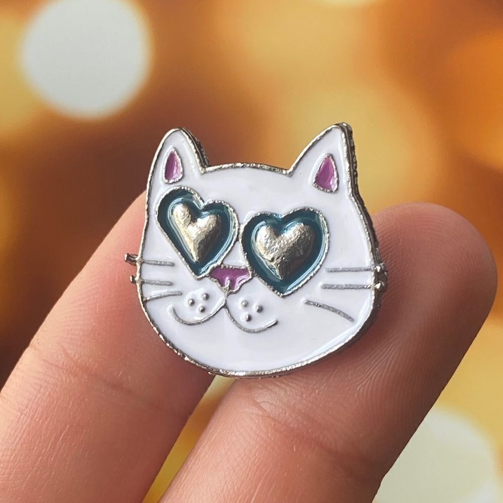 Heart Eyes Kitty Enamel Pin/ Brooch